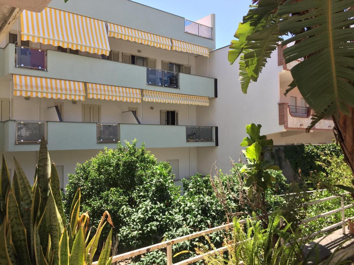Le Zagare Apartments Sant'Alessio Siculo Eksteriør billede
