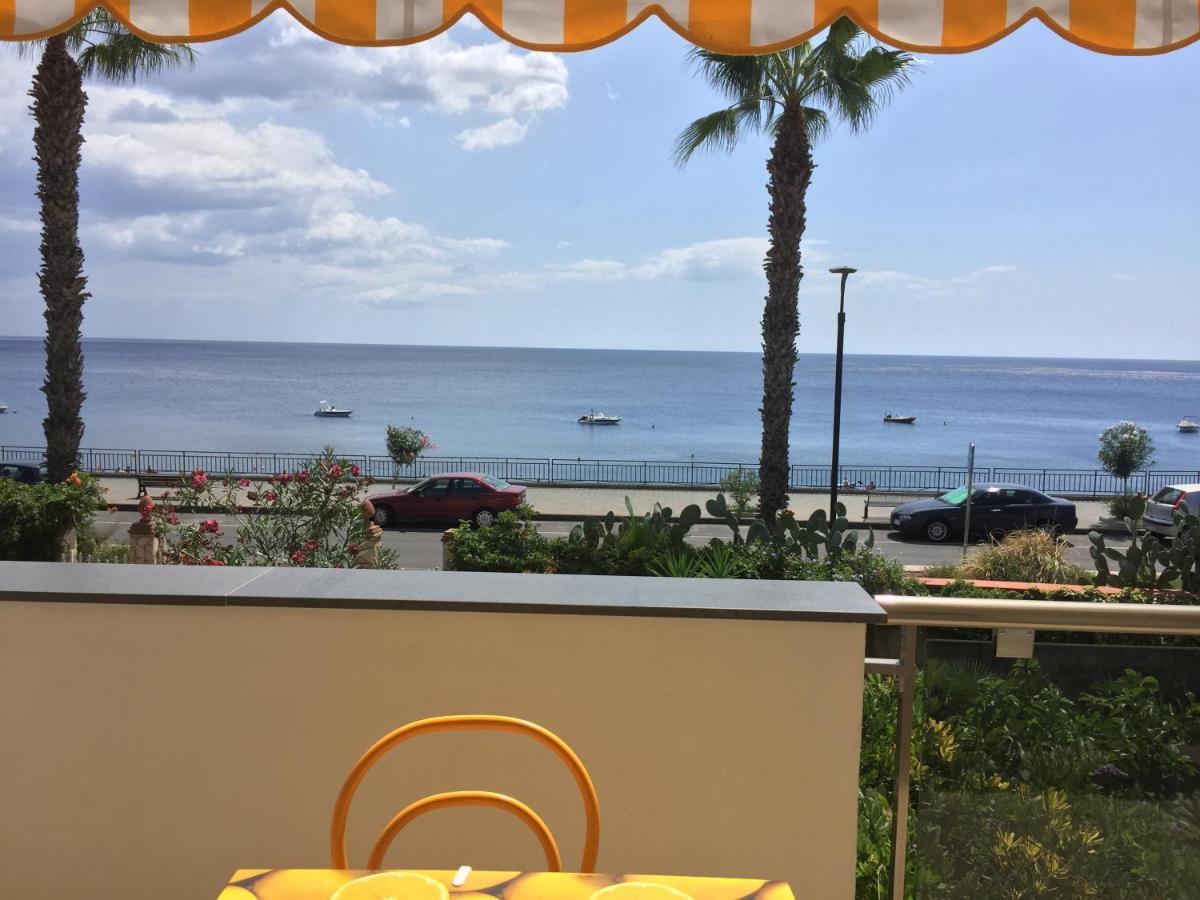 Le Zagare Apartments Sant'Alessio Siculo Eksteriør billede