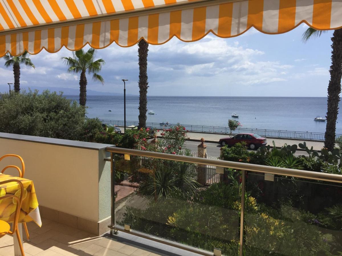 Le Zagare Apartments Sant'Alessio Siculo Eksteriør billede