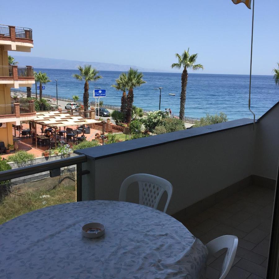 Le Zagare Apartments Sant'Alessio Siculo Eksteriør billede